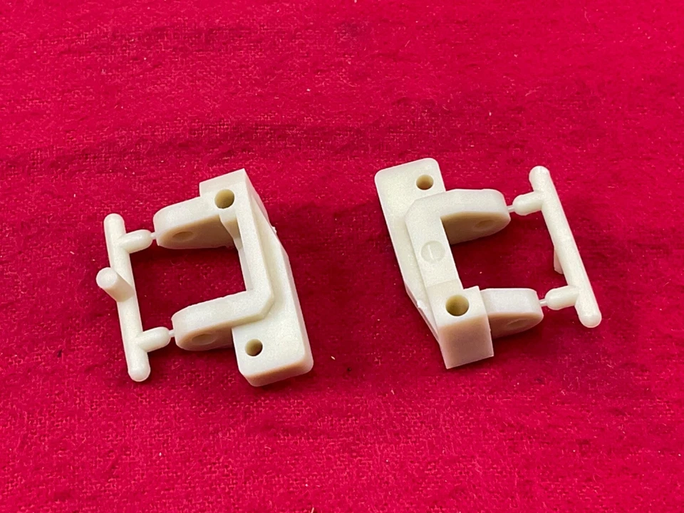 TEAM ASSOCIATED RC10 GREEN EDITION FRONT C HUB CARRIERS  rc10cc CLASSIC - Image 1 of 1