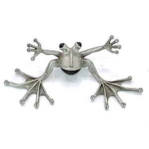 "Estatuilla pisapapeles vintage de rana abrazando peltre peltre firmado 5,25"" de ancho" - Imagen 1 de 10