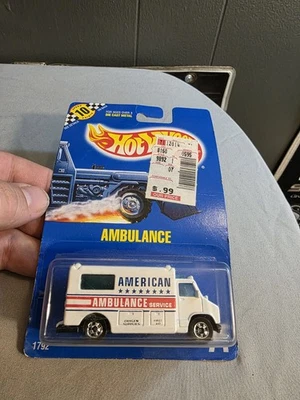Ambulancia con tarjeta azul Hot Wheels de colección Foto 1 de 4
