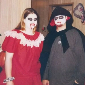 Vintage Polaroid Foto unheimlich Halloween Kostüme blutige Menschen gefunden Kunst Schnappschuss - Bild 1 von 5