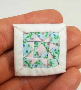 Almohada cuadrada vintage 1987 Alice Lacy abuela 1:12 miniatura casa de muñecas sofá cama - Imagen 1 de 4