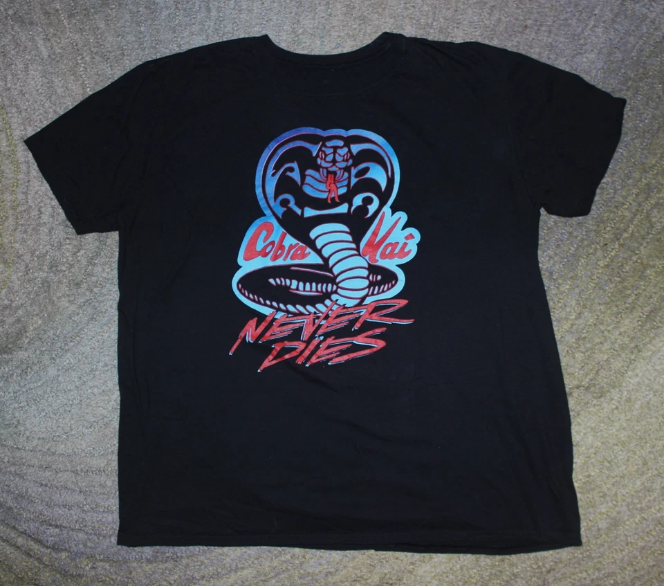 Camiseta negra cuello redondo Cobra Kai Never Dies para hombre - talla XL - USADA EN EXCELENTE ESTADO Foto 1 de 3