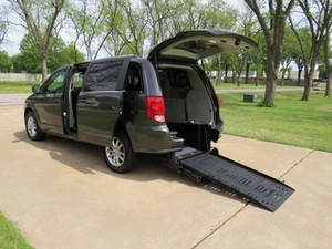 2019 Dodge Grand Caravan SXT Braun Mobility Rear Entry Wheel Chair Van - Picture 1 of 12