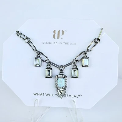 Colar Berloque Festa Bomba Outubro "Um Giro de Verdade" Opala Branca em Hematita - Imagem 1 de 3