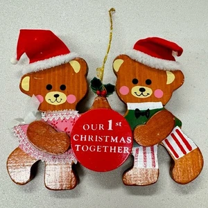 Oso de peluche vintage Kurt S Adlering adorno de madera nuestra primera Navidad 1987 - Imagen 1 de 6