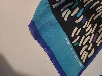 Bufanda de seda - Adrienne Vittadini rectangular estampado abstracto 11" x 51" borde con flecos  Foto 1 de 4