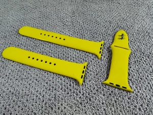 Apple Watch Compatible Band 49mm, 45mm, 44m & 42mm Epic/Classic Silicone/Yellow - Photo 1 sur 1