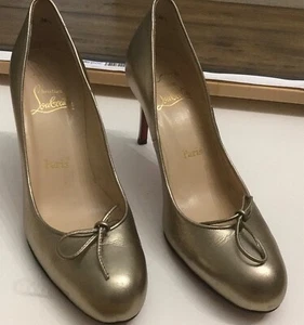 Christian Louboutin décolleté con fiocco in pelle verde oliva metallizzato taglia EU 38,5 US 8 - Foto 1 di 10