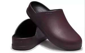 Zoccoli Crocs Dylan bruniti ciliegia scura uomo taglia 9, 10 comodi slide NUOVI - Foto 1 di 6