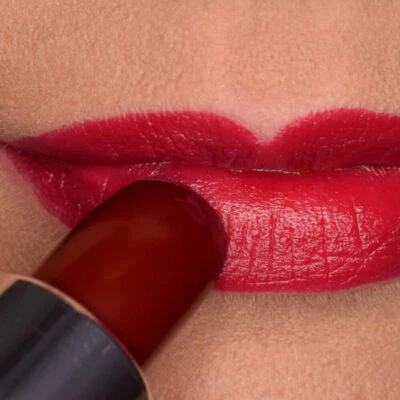 Lápiz labial Zoya Georgia neutro rojo satinado crema bala barra edificable Foto 1 de 4