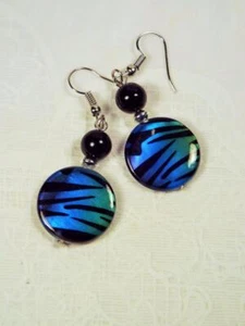 PENDIENTES CYNTHIA LYNN "NEON JUNGLE" AZUL VERDE ANIMAL PRINT CONCHA CUENTAS PLATA - Imagen 1 de 1