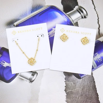 ¡LIQUIDACIÓN! NUEVO SIN ETIQUETAS Kendra Scott Kelly Logo Collar Pendientes CONJUNTO Chapado en Oro Foto 1 de 4
