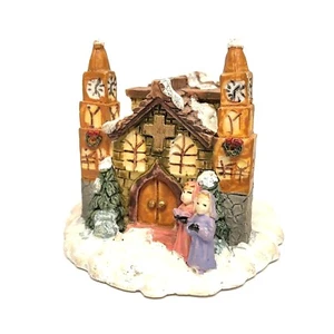 Church With Two Clock Tower Steeples and Carolers in the Snow Resin Sculpture  - Imagen 1 de 6