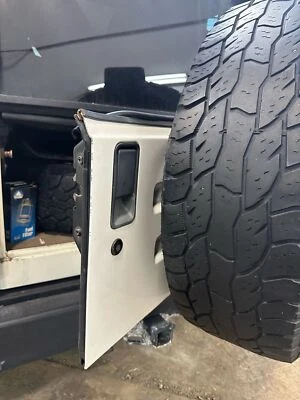 Used Rear Cargo Door Door Assembly Back fits: 2000 Jeep Wrangler lower Rear Carg — 第 1/4 张图片