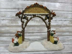 Charming Tails ~ SQUASHVILLE Est. 1994 ~ Zubehör Dorfschild ~ 87533 mit Karton - Bild 1 von 6