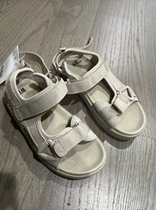 H&M Sandalen mit doppeltem Riemen Jungen/Mädchen Größe 13,5 neu - Bild 1 von 9