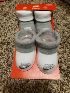 NIKE BABY GIRL CRIB SHOES BOOTIES GIFT SET WHITE / GREY NWT NEWBORN 0-6 MONTHS - Picture 1 of 4