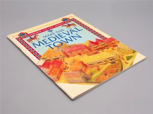 Usborne Cut-Out Models - Make This Medieval Town Modellbausatz - Bild 1 von 1