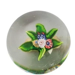 Paperweight / Briefbeschwerer mit Blütendekor. Saint Louis, 19.Jh.  - Bild 1 von 2