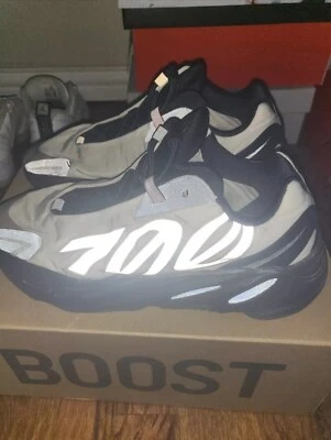 Talla 8 - Yeezy Boost 700 MNVN Bone Foto 1 de 4