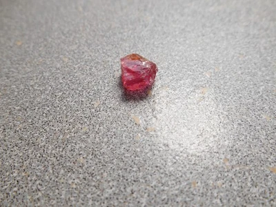 Espinela facetada áspera.  2,8 cts. Color rojo rubí. Limpio. Birmania. Foto 1 de 2