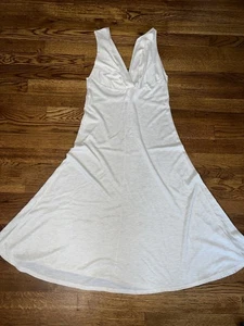 Vestido blanco fluido cuello en V pequeño - Imagen 1 de 4