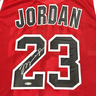 Camiseta deportiva firmada por Michael Jordan de la década de 1990 campeón rojo Swingman Chicago Bulls UDA Holo Foto 1 de 4