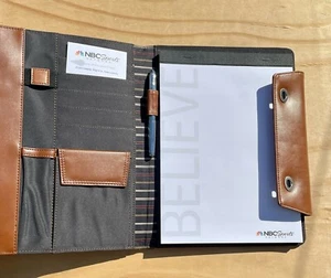 NBC Sports Netzwerk Mappe Echtleder mit Signatur Stift und Block Farbe braun - Bild 1 von 8
