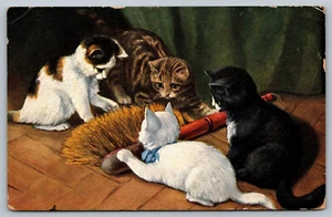 Tarjeta postal gatitos jugando con una escoba de polvo c. 1925 gatito - Imagen 1 de 2