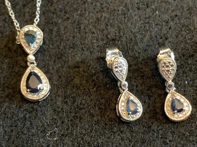 Juego de collar y pendientes colgantes de plata de ley y zafiro Foto 1 de 4