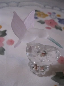 Mattiertes mundgeblasenes Glas Kolibri auf Prisma Glas Herz mit Mini Porzellan Blumen - Bild 1 von 10