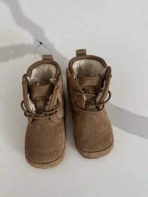 Botas Ugg para niños pequeños 4/5 nuevas sin etiquetas Foto 1 de 4