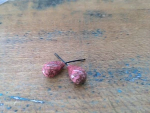 ♥Nr. D27- Alte Glasanhänger Tropfen rosa matrix Lampwork 2 Stück 15 x 10 mm♥ - Picture 1 of 2