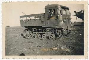 Foto Soldat der Luftwaffe in einem russischen Beute Traktor Schlepper im Osten - Bild 1 von 1