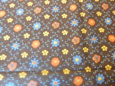 Flores naranjas, azules, amarillas sobre tela de algodón marrón (44" de ancho x 36" de largo) Foto 1 de 4