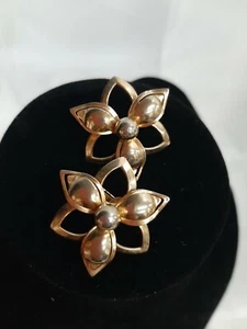 Vintage Sarah Coventry Flower Earrings Demure 7752 Clip On Gold tone Signed - Picture 1 of 3