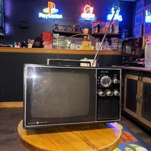 VINTAGE GENERAL ELECTRIC GE TRAGBARER 10" SCHWARZ & WEISS SOLID STATE TV TR100TEB - Bild 1 von 7