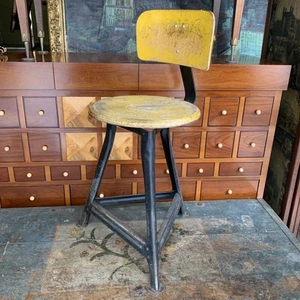 Werkstatthocker mit Rückenlehne Metallhocker Vintagehocker Gelb antik alt Holz - Bild 1 von 11