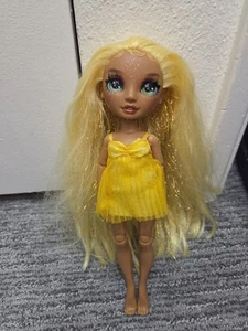 Muñeca de moda Rainbow High (Sunny Madison) amarilla/ropa - Imagen 1 de 6