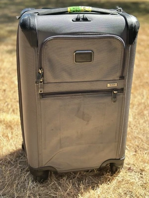 Tumi Alpha 2 International Expandable 4-Wheel Carry On, 22060 Gray - Image 1 of 4