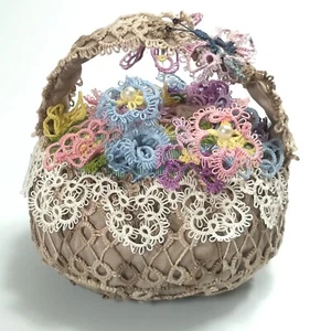 Cesta de flores vintage hecha a mano de encaje tatuado con flores y una mariposa - Imagen 1 de 13