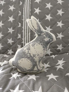 2x Osterhase ⚜️creme ⚜️Reduziert ⚜️Stoff ⚜️Hasendruck ⚜️Ostern⚜️ Vintage⚜️Retro - Bild 1 von 3