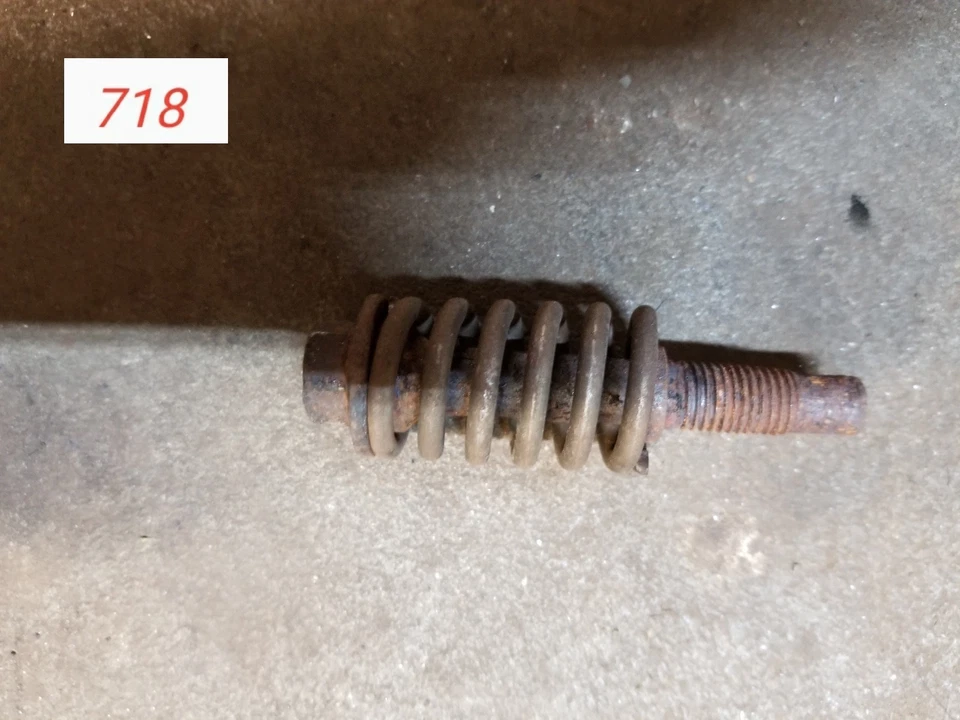 PERNO DE RESORTE DE ESCAPE MITSUBISHI ENVAVOR OEM 2004-2011 Foto 1 de 1