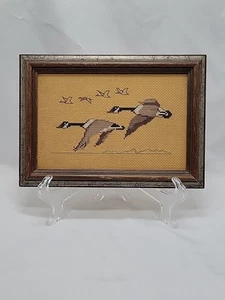 Vintage Kreuzstich Gänse im Flug hängend gerahmt 10x7 Wandbild - Bild 1 von 12