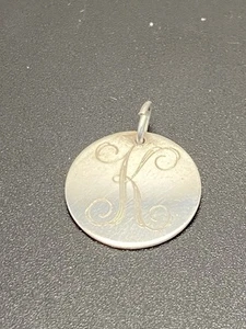 Alphabet K Scheibe Charm Anhänger in Sterlingsilber. Gravierte Schrift signiert M - Bild 1 von 6