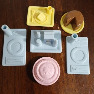 Pastel y platos victorianos para casa de muñecas vintage años 90 PLAYSKOOL cocina pastel leche - Imagen 1 de 7
