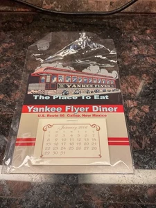 Yankee Flyer Diner 2006 troquelado calendario Rte 66 Gallup casi nuevo - magnético NUEVO en paquete - Imagen 1 de 5
