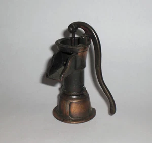 Pompe à eau - Aiguiseur taille crayon métal vintage ! TOP ! - Photo 1/1