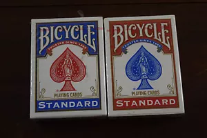 2 barajas de cartas de bicicleta estándar rojo y azul - Imagen 1 de 5