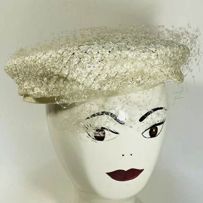Sombrero Pastillero De Paja Blanco/Crema Pálido DE COLECCIÓN con Red/Velo Fiesta Mediados de Siglo Foto 1 de 4